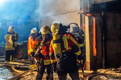 Oberriexingen: Verheerender PKW-Brand! Feuer drohte auf Fachwerkhaus ueberzugreifen - Schwierige Loescharbeiten auf Grund enger Bebauung